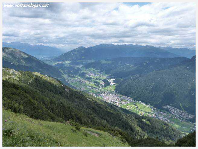 Panorama hivernal de Schlick2000, avec des skieurs dévalant les pistes enneigées des Alpes autrichiennes