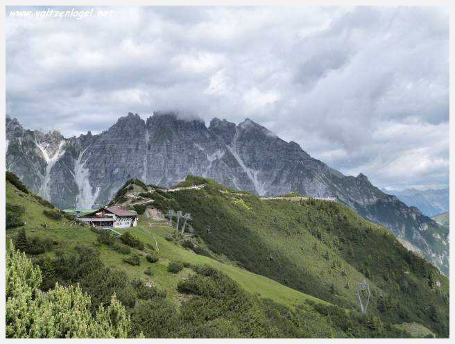 Panorama hivernal de Schlick2000, avec des skieurs dévalant les pistes enneigées des Alpes autrichiennes