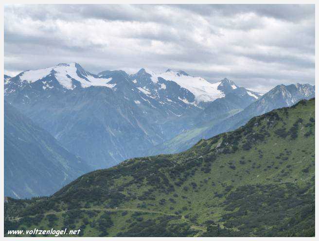 Panorama hivernal de Schlick2000, avec des skieurs dévalant les pistes enneigées des Alpes autrichiennes