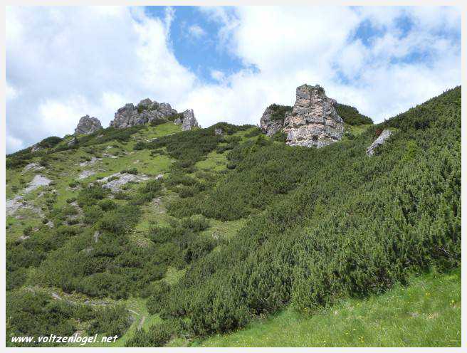 Panorama hivernal de Schlick2000, avec des skieurs dévalant les pistes enneigées des Alpes autrichiennes