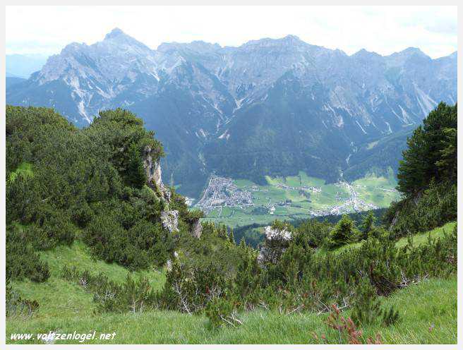 Panorama hivernal de Schlick2000, avec des skieurs dévalant les pistes enneigées des Alpes autrichiennes
