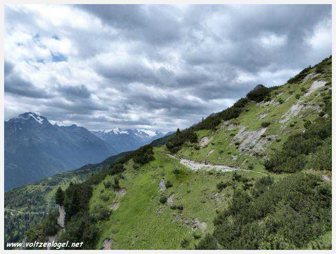 Panorama hivernal de Schlick2000, avec des skieurs dévalant les pistes enneigées des Alpes autrichiennes
