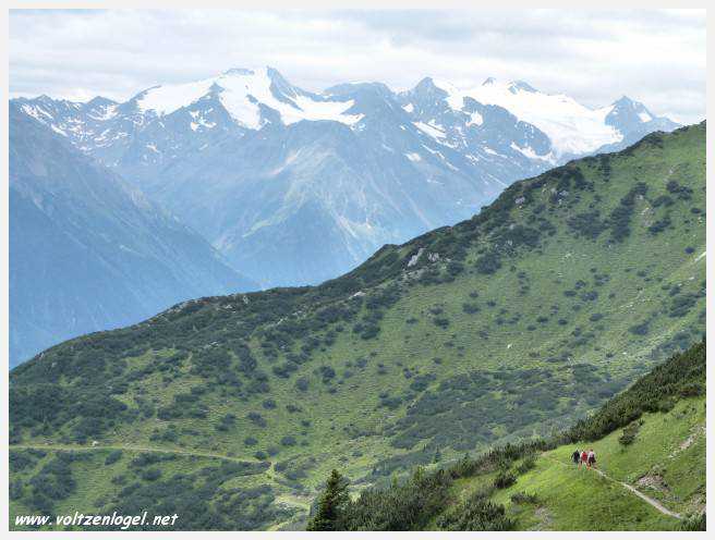 Panorama hivernal de Schlick2000, avec des skieurs dévalant les pistes enneigées des Alpes autrichiennes