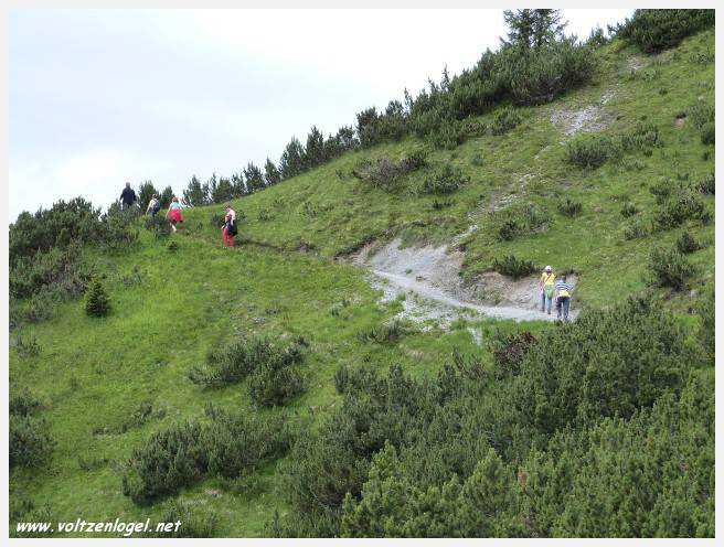 Panorama hivernal de Schlick2000, avec des skieurs dévalant les pistes enneigées des Alpes autrichiennes