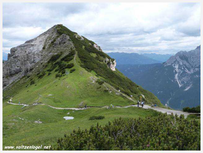 Panorama hivernal de Schlick2000, avec des skieurs dévalant les pistes enneigées des Alpes autrichiennes