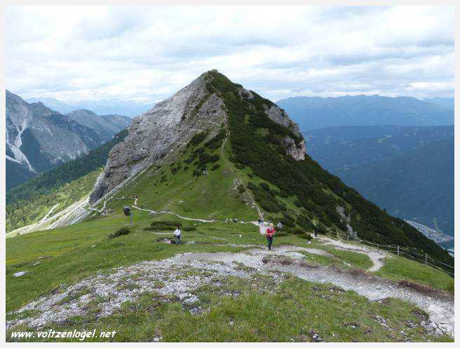 Panorama hivernal de Schlick2000, avec des skieurs dévalant les pistes enneigées des Alpes autrichiennes