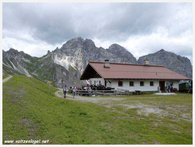 Panorama hivernal de Schlick2000, avec des skieurs dévalant les pistes enneigées des Alpes autrichiennes