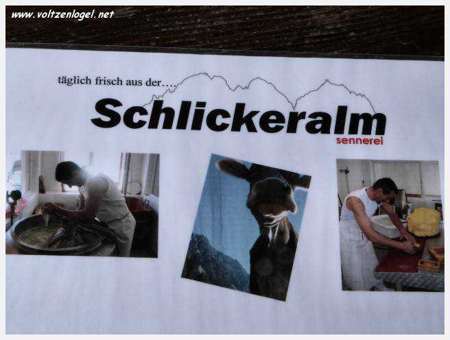 Panorama hivernal de Schlick2000, avec des skieurs dévalant les pistes enneigées des Alpes autrichiennes