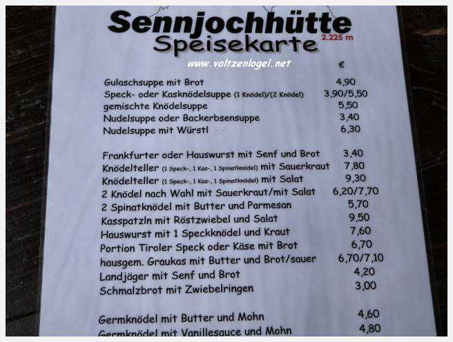 Panorama hivernal de Schlick2000, avec des skieurs dévalant les pistes enneigées des Alpes autrichiennes