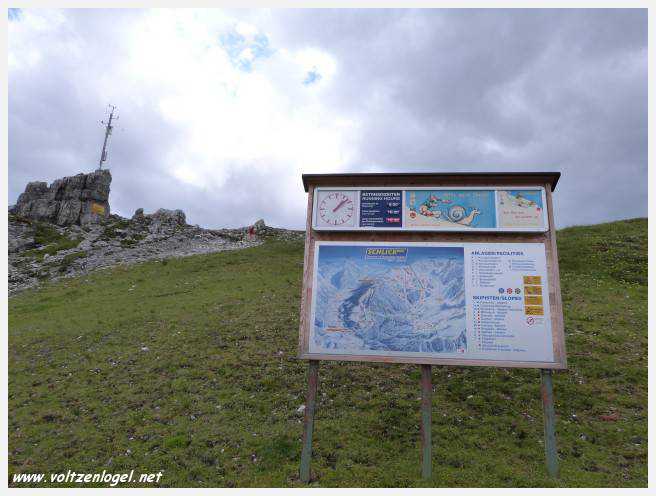 Panorama hivernal de Schlick2000, avec des skieurs dévalant les pistes enneigées des Alpes autrichiennes
