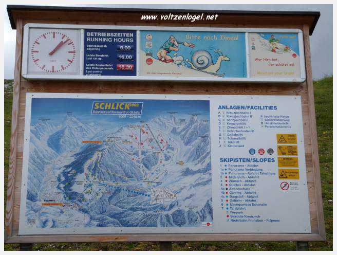 Panorama hivernal de Schlick2000, avec des skieurs dévalant les pistes enneigées des Alpes autrichiennes