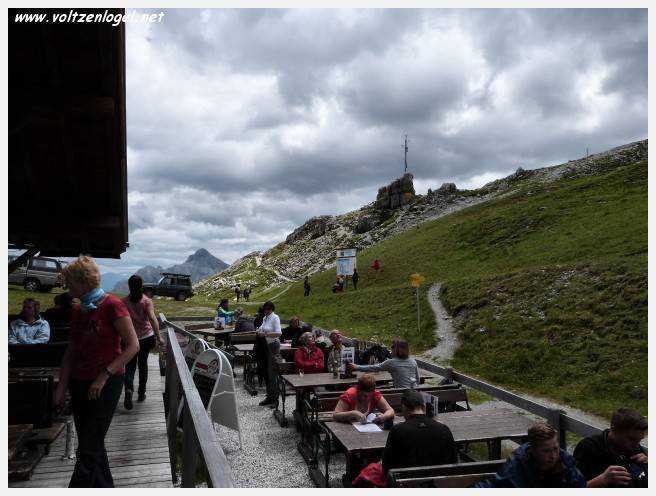 Panorama hivernal de Schlick2000, avec des skieurs dévalant les pistes enneigées des Alpes autrichiennes