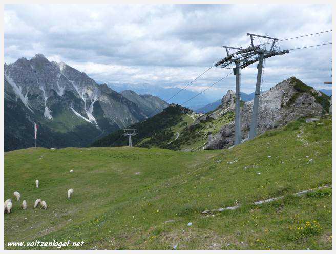 Panorama hivernal de Schlick2000, avec des skieurs dévalant les pistes enneigées des Alpes autrichiennes