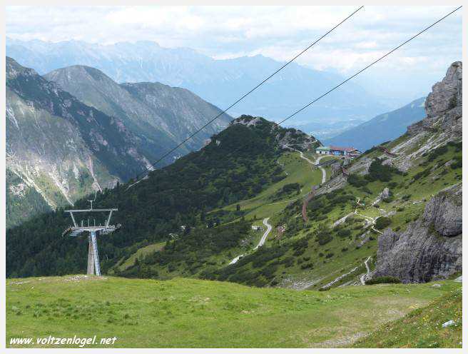 Panorama hivernal de Schlick2000, avec des skieurs dévalant les pistes enneigées des Alpes autrichiennes