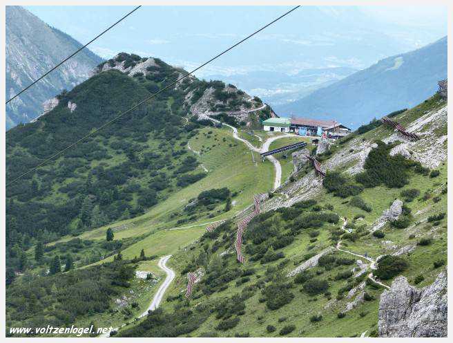 Panorama hivernal de Schlick2000, avec des skieurs dévalant les pistes enneigées des Alpes autrichiennes