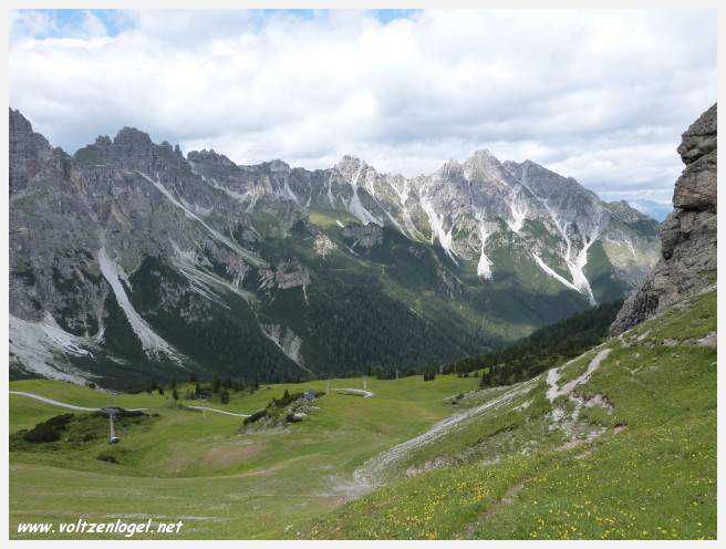 Panorama hivernal de Schlick2000, avec des skieurs dévalant les pistes enneigées des Alpes autrichiennes