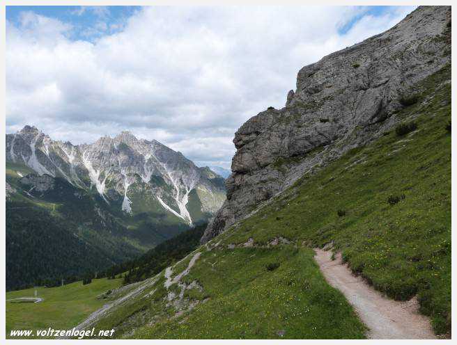 Panorama hivernal de Schlick2000, avec des skieurs dévalant les pistes enneigées des Alpes autrichiennes