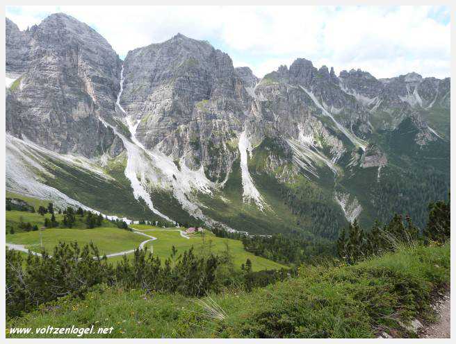 Panorama hivernal de Schlick2000, avec des skieurs dévalant les pistes enneigées des Alpes autrichiennes