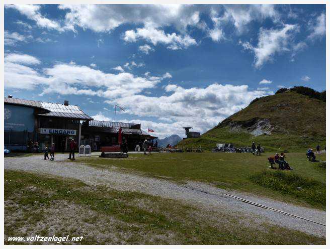 Panorama hivernal de Schlick2000, avec des skieurs dévalant les pistes enneigées des Alpes autrichiennes