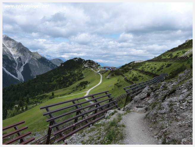 Panorama hivernal de Schlick2000, avec des skieurs dévalant les pistes enneigées des Alpes autrichiennes