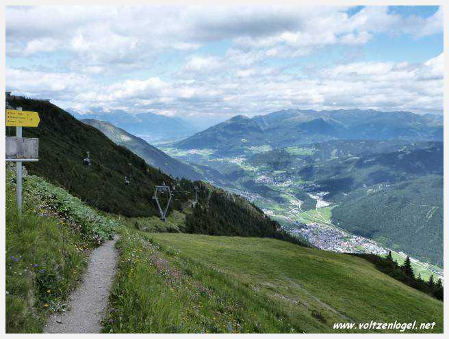 Panorama hivernal de Schlick2000, avec des skieurs dévalant les pistes enneigées des Alpes autrichiennes