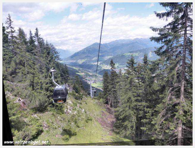 Panorama hivernal de Schlick2000, avec des skieurs dévalant les pistes enneigées des Alpes autrichiennes