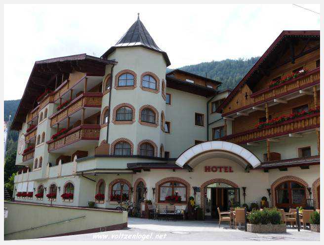 Panorama hivernal de Schlick2000, avec des skieurs dévalant les pistes enneigées des Alpes autrichiennes