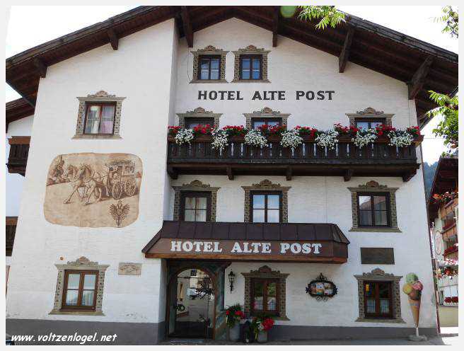 Panorama hivernal de Schlick2000, avec des skieurs dévalant les pistes enneigées des Alpes autrichiennes