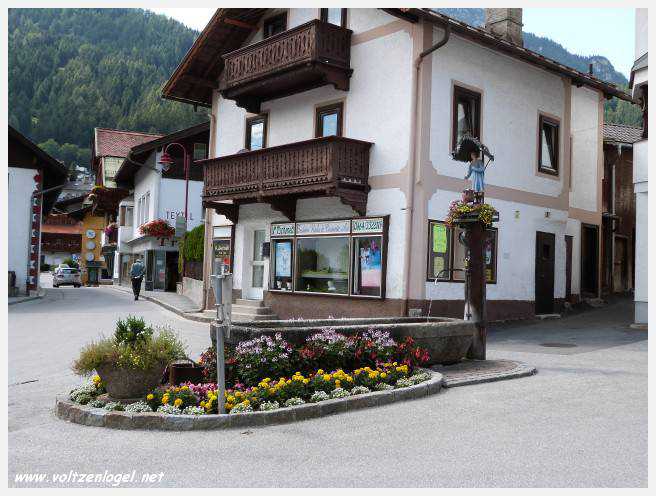 Panorama hivernal de Schlick2000, avec des skieurs dévalant les pistes enneigées des Alpes autrichiennes