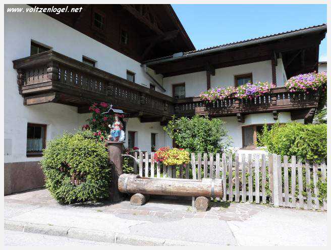 Panorama hivernal de Schlick2000, avec des skieurs dévalant les pistes enneigées des Alpes autrichiennes