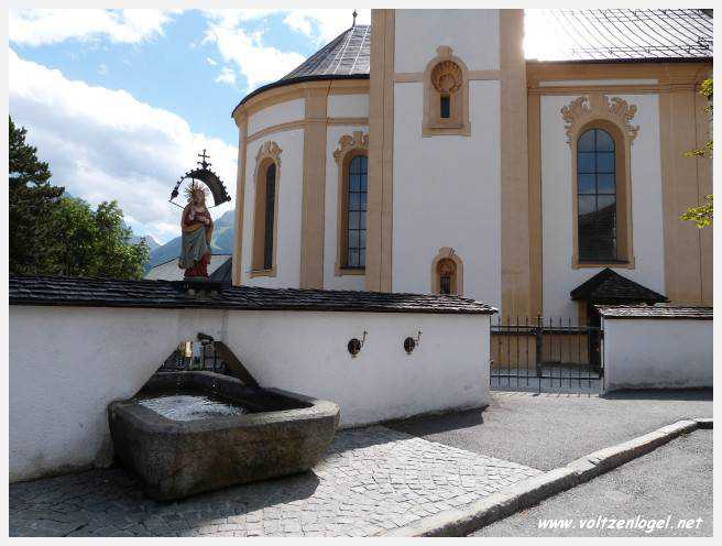 Panorama hivernal de Schlick2000, avec des skieurs dévalant les pistes enneigées des Alpes autrichiennes