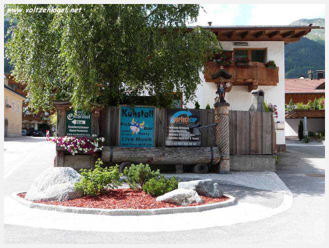 Panorama hivernal de Schlick2000, avec des skieurs dévalant les pistes enneigées des Alpes autrichiennes