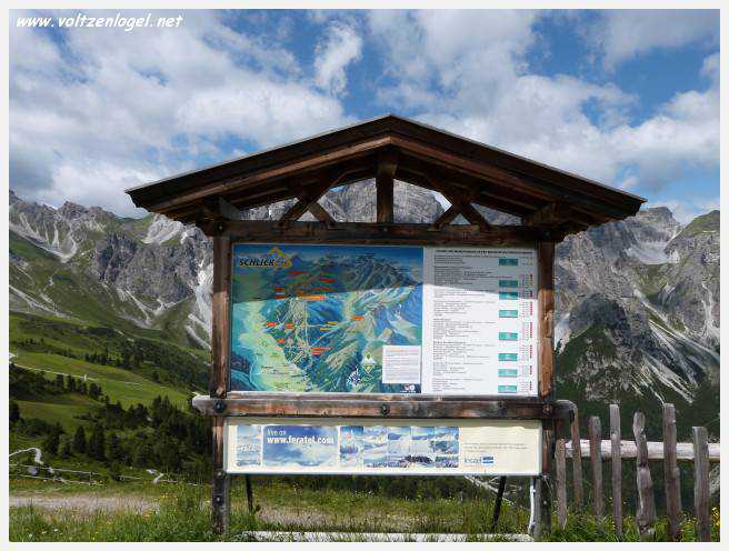 Panorama hivernal de Schlick2000, avec des skieurs dévalant les pistes enneigées des Alpes autrichiennes