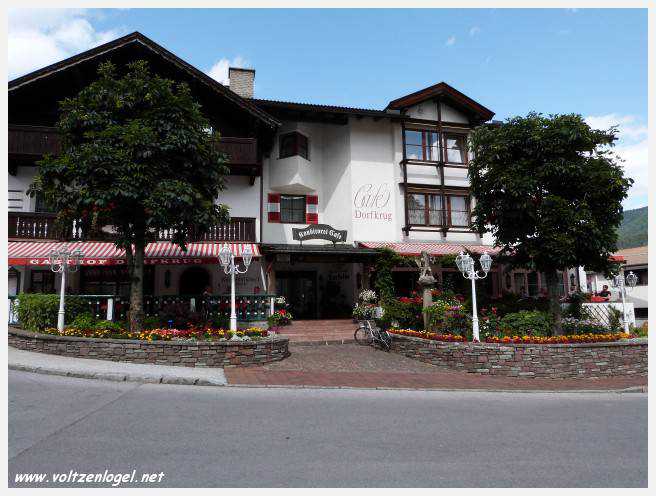 Panorama hivernal de Schlick2000, avec des skieurs dévalant les pistes enneigées des Alpes autrichiennes
