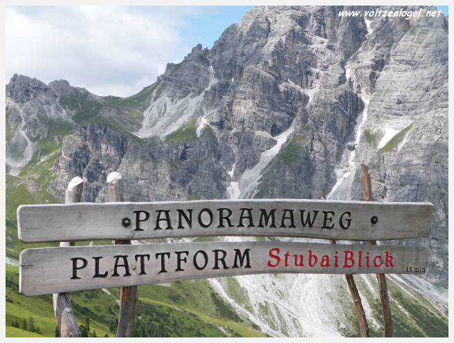 Panorama hivernal de Schlick2000, avec des skieurs dévalant les pistes enneigées des Alpes autrichiennes