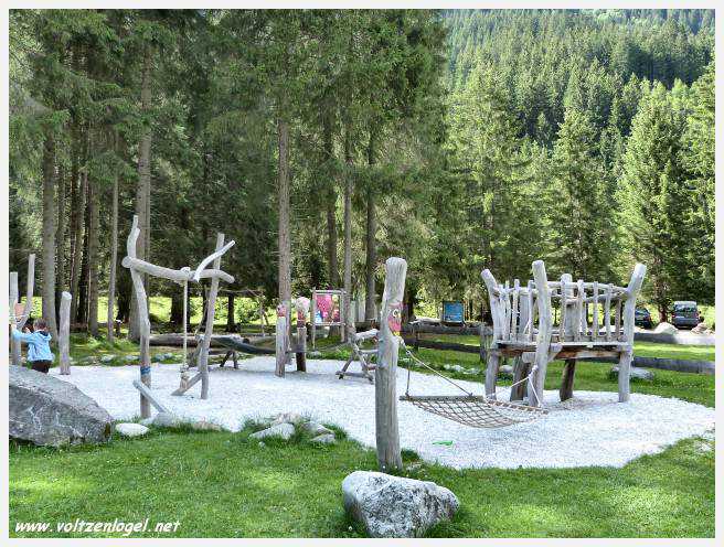 Enfants jouant dans le parc Klaus Äuele à Neustift, Tyrol : aventure familiale au cœur des Alpes.