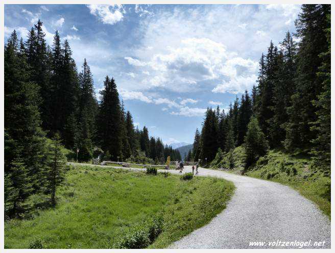 Vue panoramique depuis le téléphérique du Serles à Mieders, Vallée du Stubai