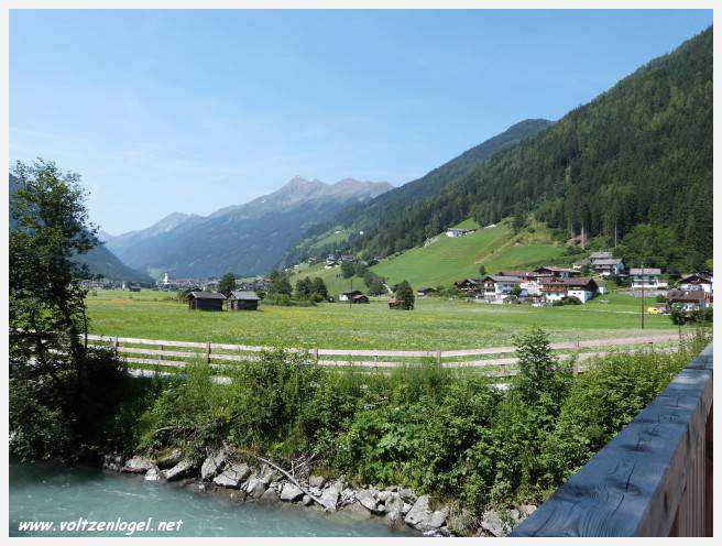 Vue panoramique sur le lac Kampler dans la vallée alpine du Stubai, Tyrol, Autriche