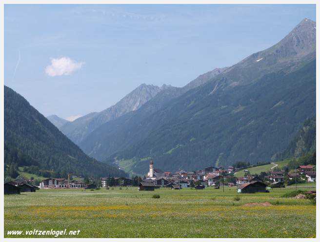 Vue panoramique sur le lac Kampler dans la vallée alpine du Stubai, Tyrol, Autriche