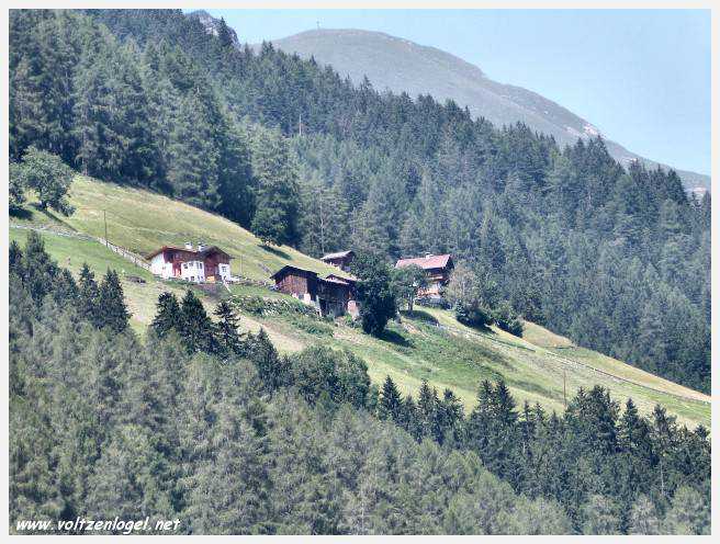 Vue panoramique sur le lac Kampler dans la vallée alpine du Stubai, Tyrol, Autriche