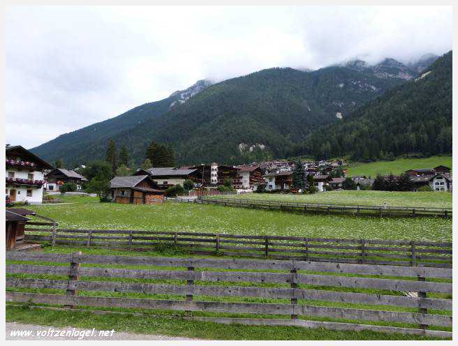 Vue panoramique sur le lac Kampler dans la vallée alpine du Stubai, Tyrol, Autriche