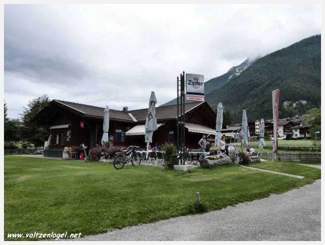 Vue panoramique sur le lac Kampler dans la vallée alpine du Stubai, Tyrol, Autriche