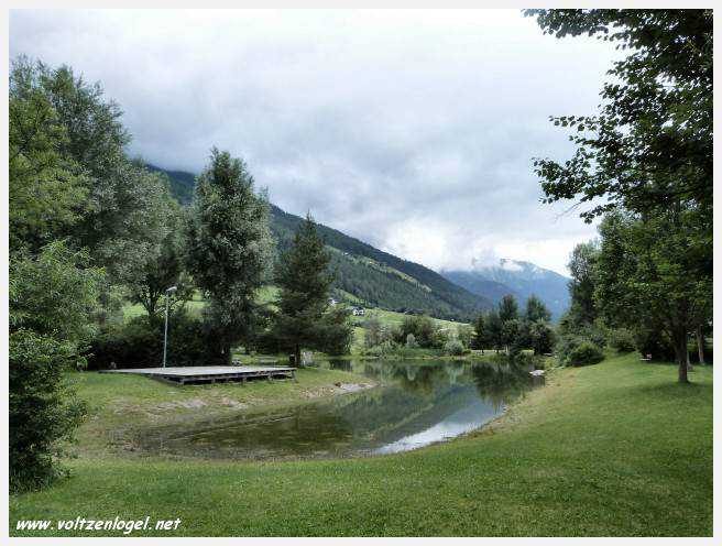 Vue panoramique sur le lac Kampler dans la vallée alpine du Stubai, Tyrol, Autriche