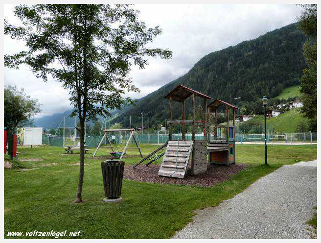 Vue panoramique sur le lac Kampler dans la vallée alpine du Stubai, Tyrol, Autriche