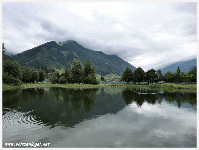 Vue panoramique sur le lac Kampler dans la vallée alpine du Stubai, Tyrol, Autriche