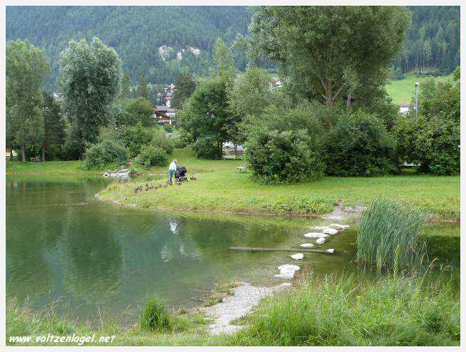 Vue panoramique sur le lac Kampler dans la vallée alpine du Stubai, Tyrol, Autriche