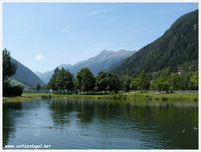 Vue panoramique sur le lac Kampler dans la vallée alpine du Stubai, Tyrol, Autriche