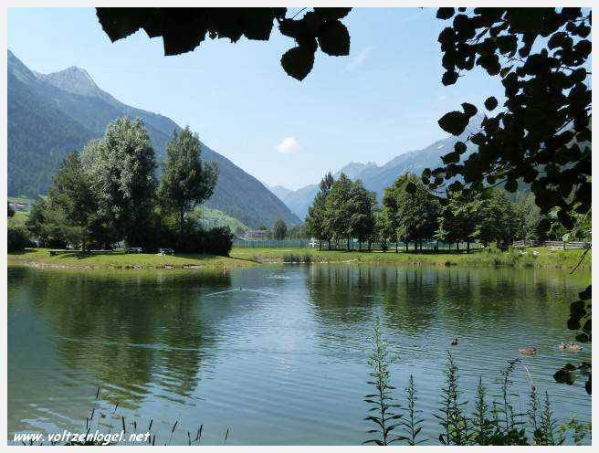 Vue panoramique sur le lac Kampler dans la vallée alpine du Stubai, Tyrol, Autriche
