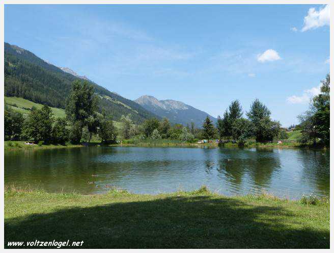 Vue panoramique sur le lac Kampler dans la vallée alpine du Stubai, Tyrol, Autriche