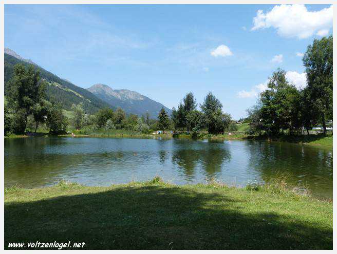 Vue panoramique sur le lac Kampler dans la vallée alpine du Stubai, Tyrol, Autriche
